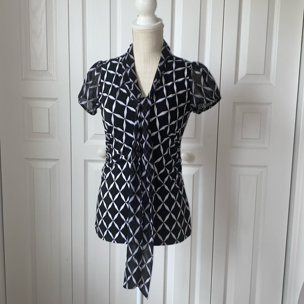 White House black market short sleeve top